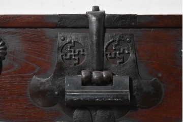 李朝家具　重厚な鉄金具があしらわれたバンダチ　(R-090309)