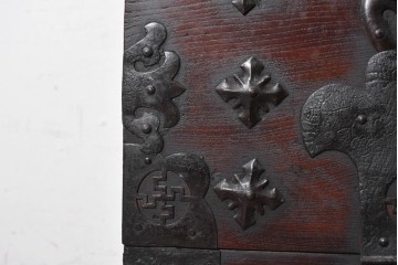 李朝家具　重厚な鉄金具があしらわれたバンダチ　(R-090309)