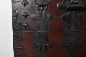 李朝家具　重厚な鉄金具があしらわれたバンダチ　(R-090309)