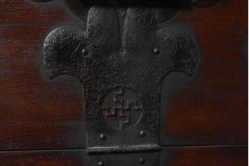 李朝家具　重厚な鉄金具があしらわれたバンダチ　(R-090309)