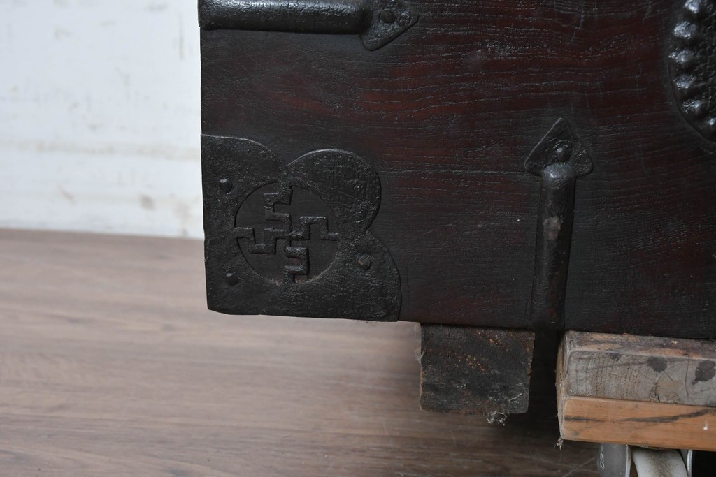 李朝家具　重厚な鉄金具があしらわれたバンダチ　(R-090309)