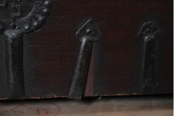 李朝家具　重厚な鉄金具があしらわれたバンダチ　(R-090309)