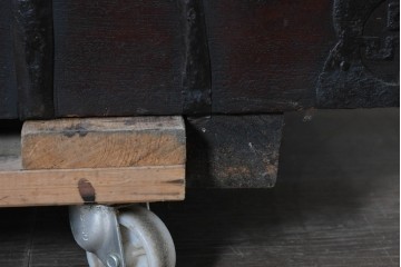 李朝家具　重厚な鉄金具があしらわれたバンダチ　(R-090309)