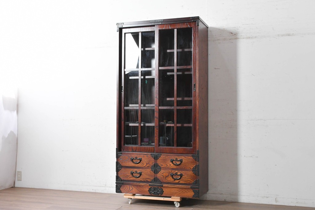 中古　美品　岩谷堂箪笥　力強い木目と飾り金具が目を引くキャビネット　(R-090310)