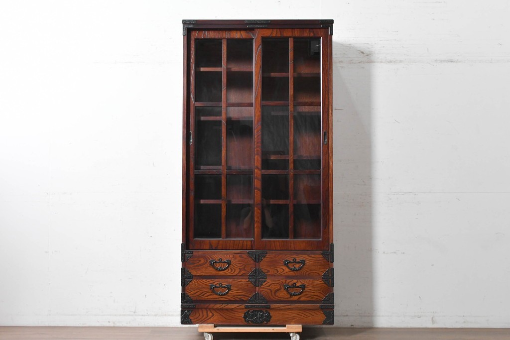中古　美品　岩谷堂箪笥　力強い木目と飾り金具が目を引くキャビネット　(R-090310)