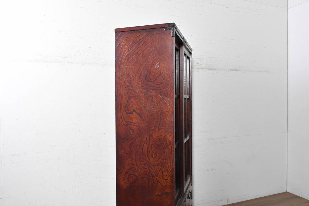 中古　美品　岩谷堂箪笥　力強い木目と飾り金具が目を引くキャビネット　(R-090310)