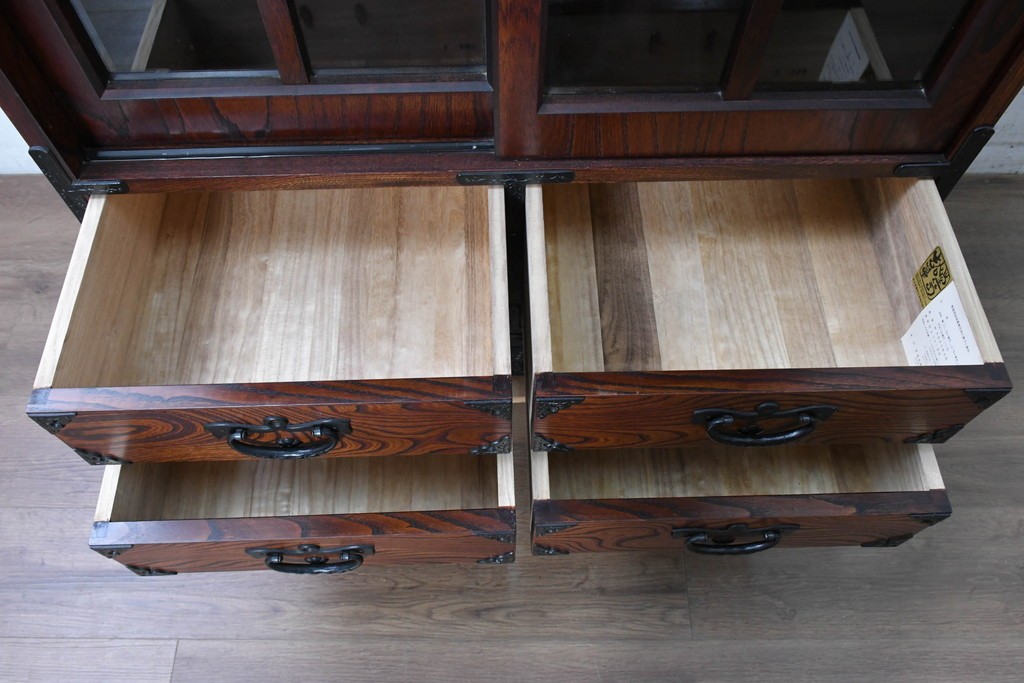 中古　美品　岩谷堂箪笥　力強い木目と飾り金具が目を引くキャビネット　(R-090310)