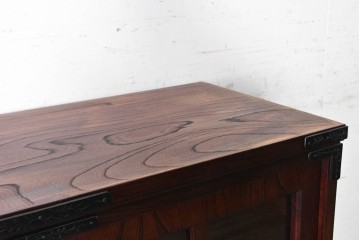 中古　美品　岩谷堂箪笥　力強い木目と飾り金具が目を引くキャビネット　(R-090310)
