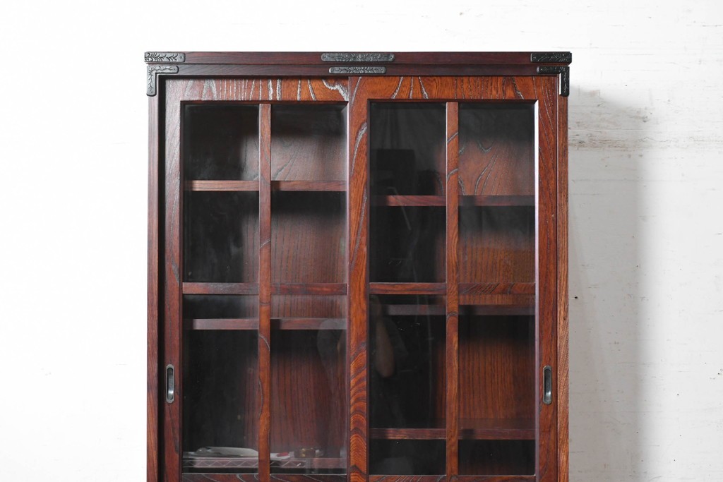 中古　美品　岩谷堂箪笥　力強い木目と飾り金具が目を引くキャビネット　(R-090310)
