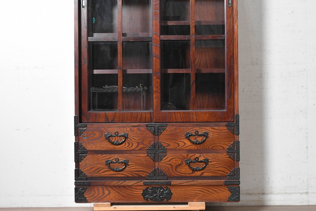 中古　美品　岩谷堂箪笥　力強い木目と飾り金具が目を引くキャビネット　(R-090310)