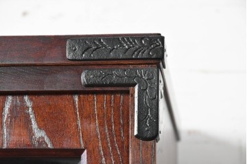 中古　美品　岩谷堂箪笥　力強い木目と飾り金具が目を引くキャビネット　(R-090310)
