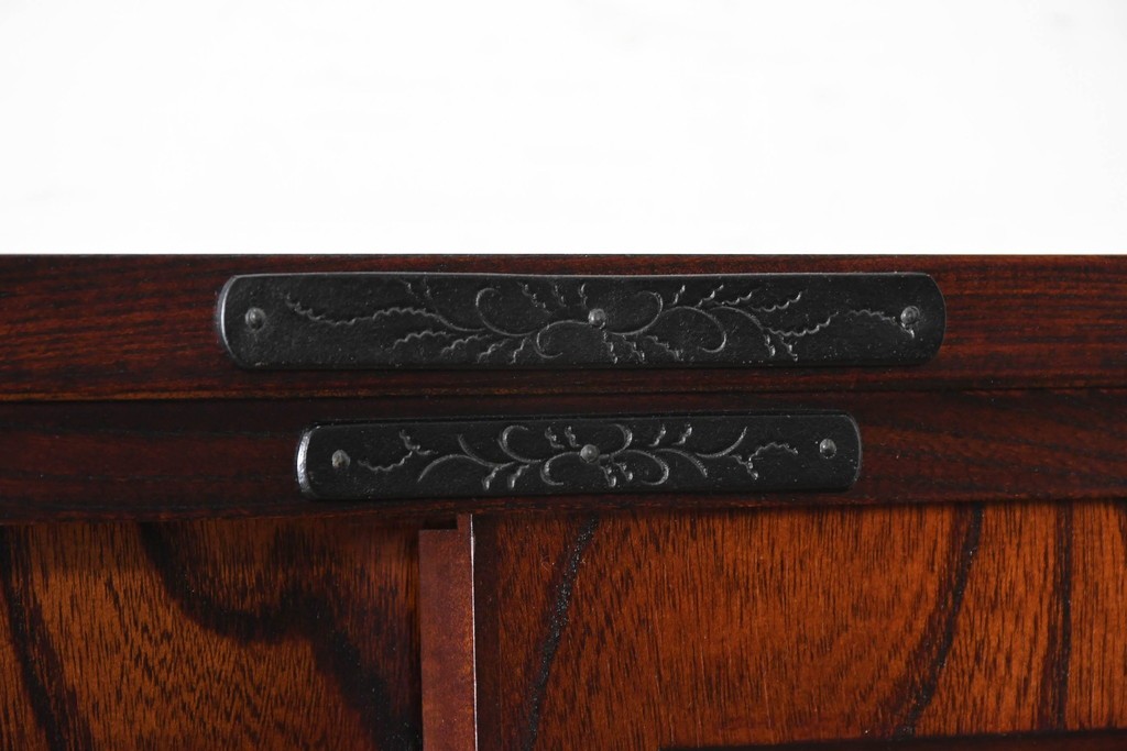 中古　美品　岩谷堂箪笥　力強い木目と飾り金具が目を引くキャビネット　(R-090310)