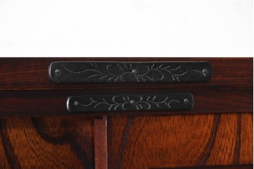 中古　美品　岩谷堂箪笥　力強い木目と飾り金具が目を引くキャビネット　(R-090310)