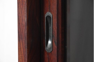 中古　美品　岩谷堂箪笥　力強い木目と飾り金具が目を引くキャビネット　(R-090310)