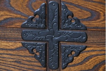 中古　美品　岩谷堂箪笥　力強い木目と飾り金具が目を引くキャビネット　(R-090310)