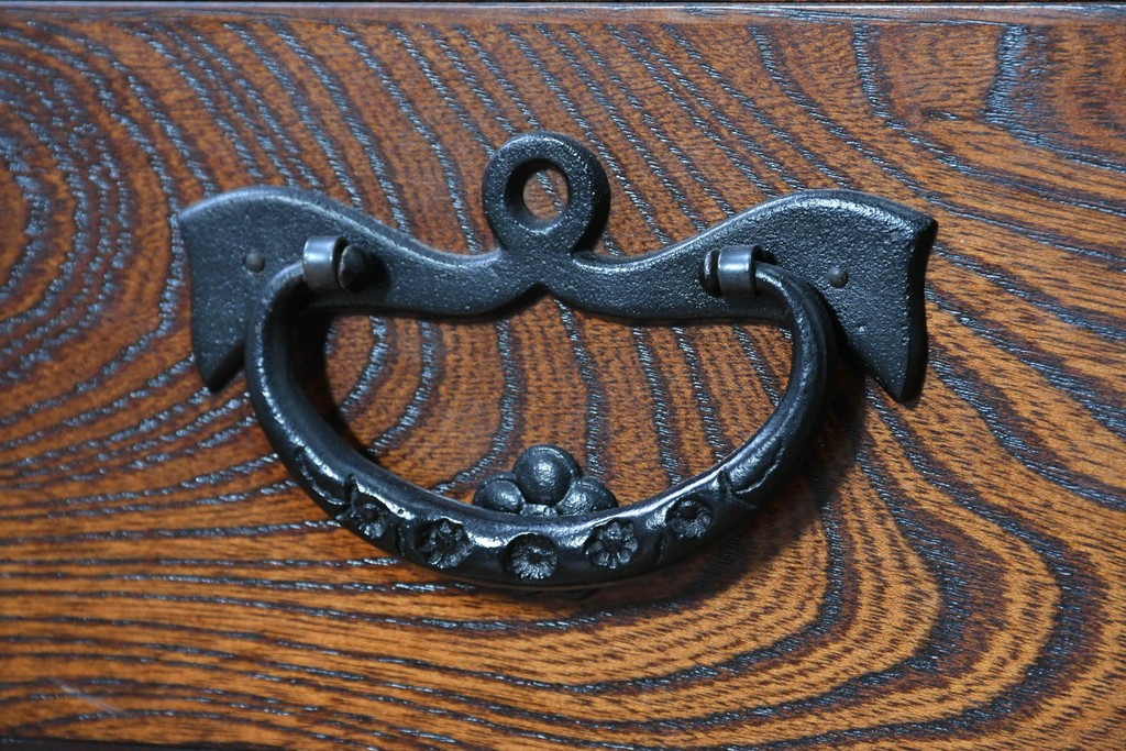 中古　美品　岩谷堂箪笥　力強い木目と飾り金具が目を引くキャビネット　(R-090310)