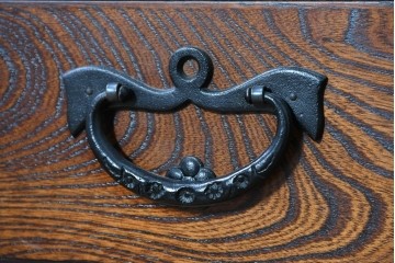 中古　美品　岩谷堂箪笥　力強い木目と飾り金具が目を引くキャビネット　(R-090310)