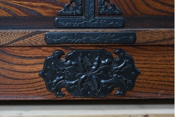 中古　美品　岩谷堂箪笥　力強い木目と飾り金具が目を引くキャビネット　(R-090310)