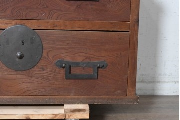 和製アンティーク　新潟産　大きな円形の金具が印象的なローチェスト　(R-090311)