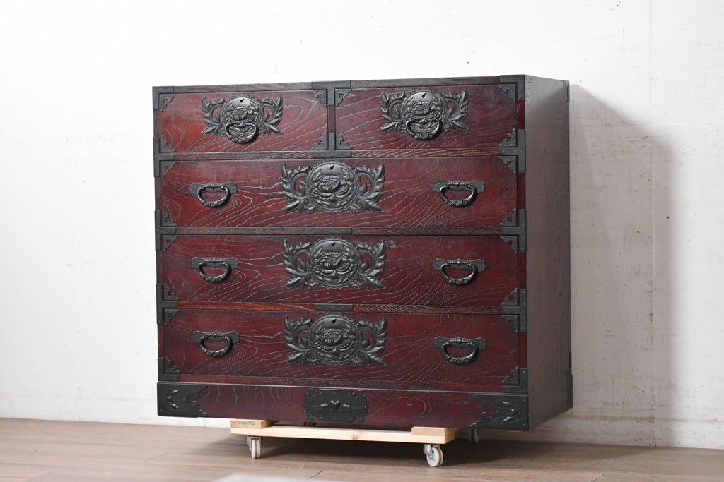中古　美品　欅産業　仙台民藝箪笥(仙台箪笥)　漆塗り　牡丹金具が上質な雰囲気を醸し出す衣装箪笥　定価約50万円　(R-090313)