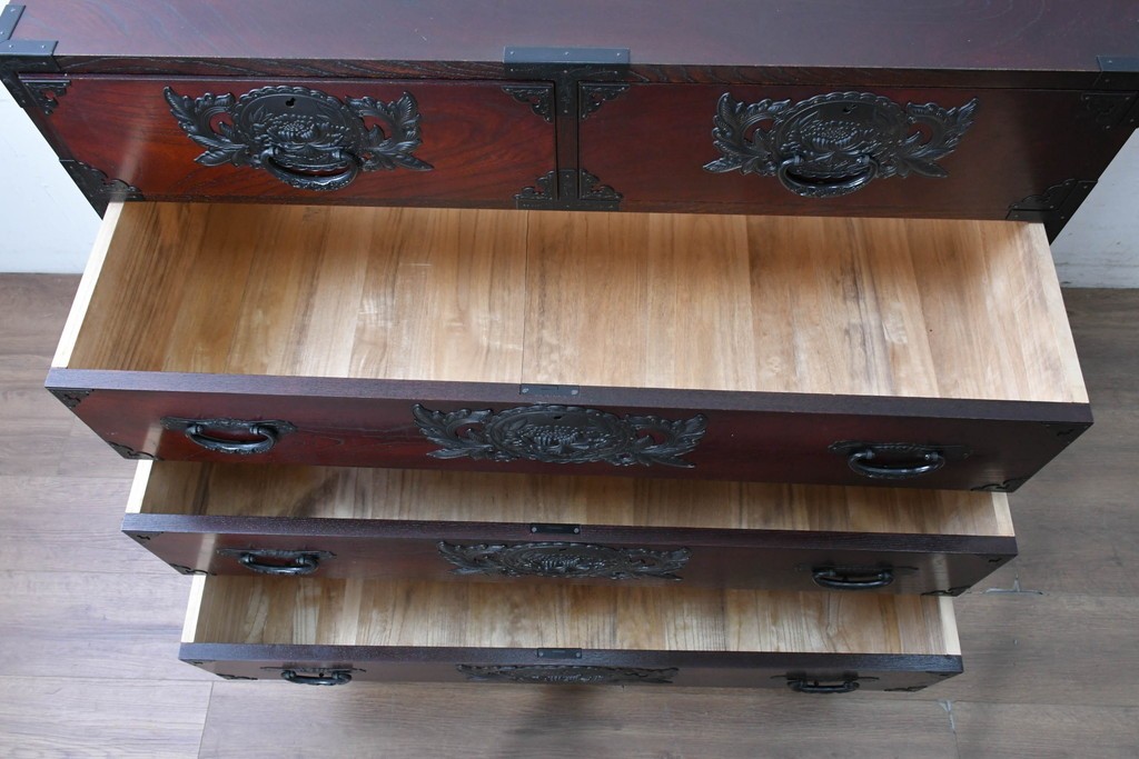 中古　美品　欅産業　仙台民藝箪笥(仙台箪笥)　漆塗り　牡丹金具が上質な雰囲気を醸し出す衣装箪笥　定価約50万円　(R-090313)