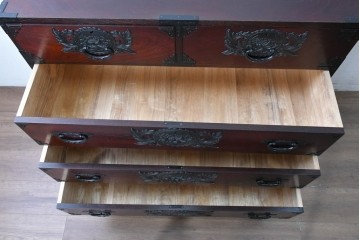 中古　美品　欅産業　仙台民藝箪笥(仙台箪笥)　漆塗り　牡丹金具が上質な雰囲気を醸し出す衣装箪笥　定価約50万円　(R-090313)