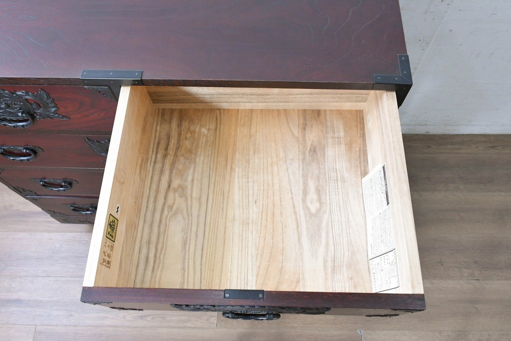 中古　美品　欅産業　仙台民藝箪笥(仙台箪笥)　漆塗り　牡丹金具が上質な雰囲気を醸し出す衣装箪笥　定価約50万円　(R-090313)