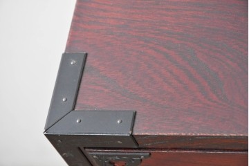 中古　美品　欅産業　仙台民藝箪笥(仙台箪笥)　漆塗り　牡丹金具が上質な雰囲気を醸し出す衣装箪笥　定価約50万円　(R-090313)