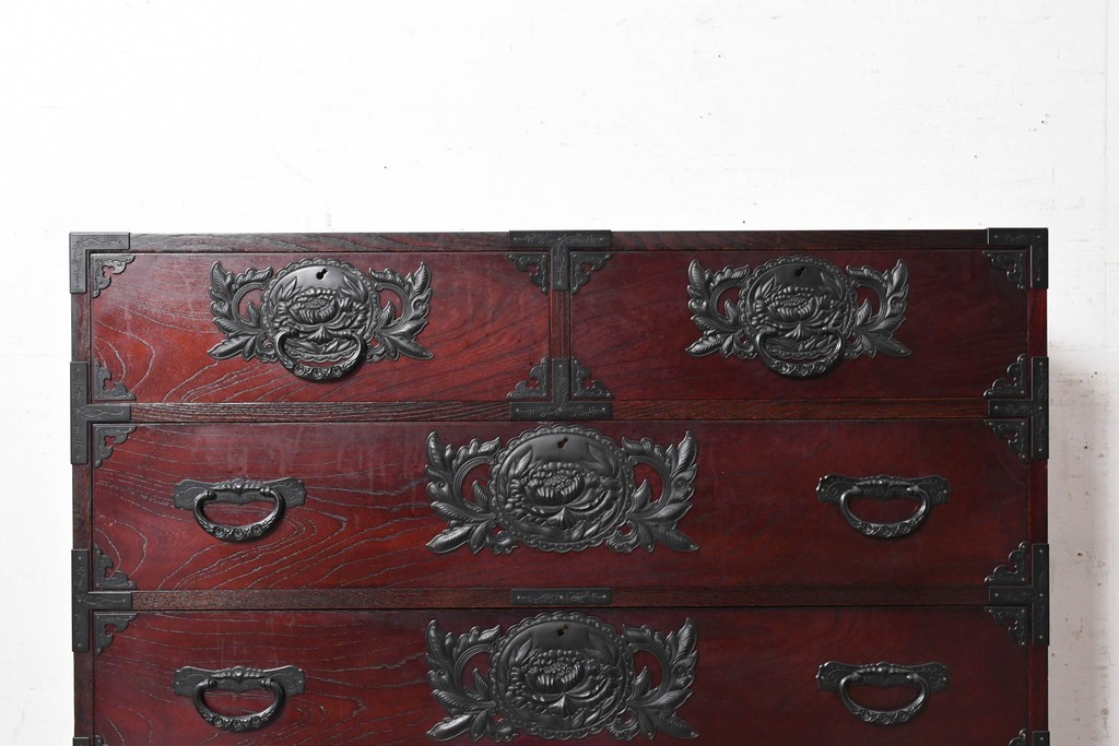中古　美品　欅産業　仙台民藝箪笥(仙台箪笥)　漆塗り　牡丹金具が上質な雰囲気を醸し出す衣装箪笥　定価約50万円　(R-090313)