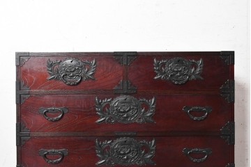 中古　美品　欅産業　仙台民藝箪笥(仙台箪笥)　漆塗り　牡丹金具が上質な雰囲気を醸し出す衣装箪笥　定価約50万円　(R-090313)