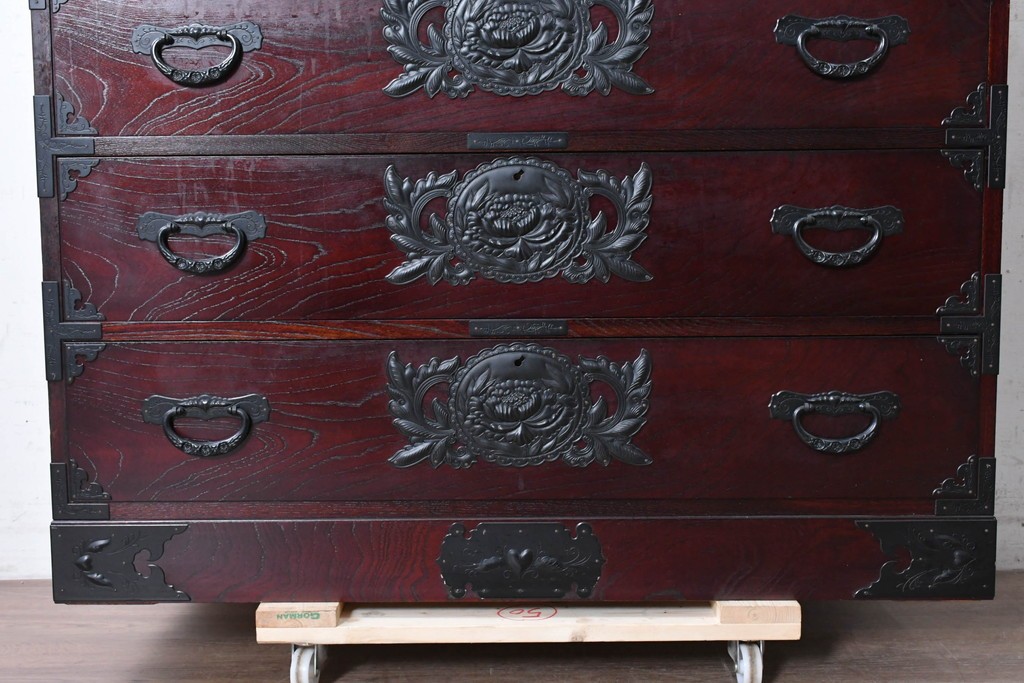 中古　美品　欅産業　仙台民藝箪笥(仙台箪笥)　漆塗り　牡丹金具が上質な雰囲気を醸し出す衣装箪笥　定価約50万円　(R-090313)