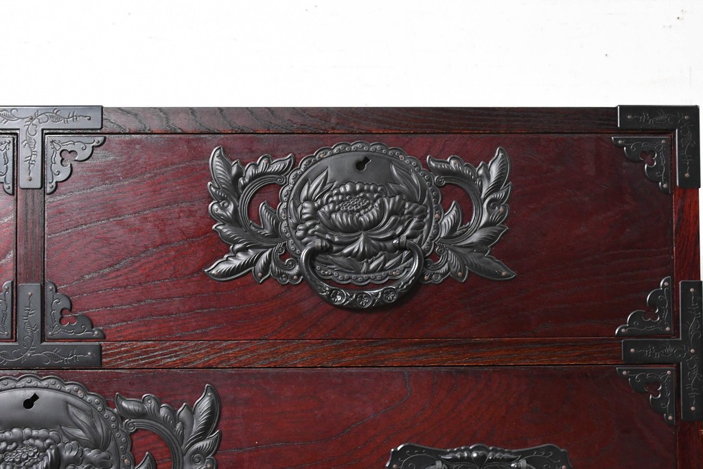 中古　美品　欅産業　仙台民藝箪笥(仙台箪笥)　漆塗り　牡丹金具が上質な雰囲気を醸し出す衣装箪笥　定価約50万円　(R-090313)