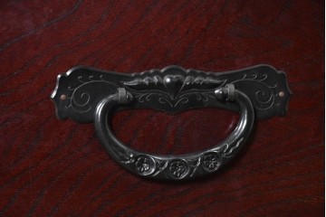 中古　美品　欅産業　仙台民藝箪笥(仙台箪笥)　漆塗り　牡丹金具が上質な雰囲気を醸し出す衣装箪笥　定価約50万円　(R-090313)
