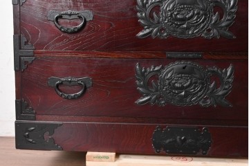 中古　美品　欅産業　仙台民藝箪笥(仙台箪笥)　漆塗り　牡丹金具が上質な雰囲気を醸し出す衣装箪笥　定価約50万円　(R-090313)