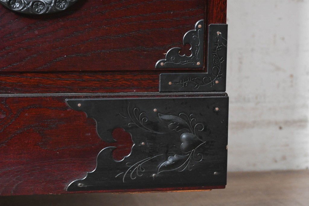 中古　美品　欅産業　仙台民藝箪笥(仙台箪笥)　漆塗り　牡丹金具が上質な雰囲気を醸し出す衣装箪笥　定価約50万円　(R-090313)