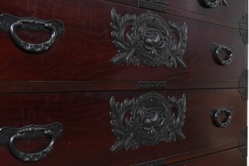中古　美品　欅産業　仙台民藝箪笥(仙台箪笥)　漆塗り　牡丹金具が上質な雰囲気を醸し出す衣装箪笥　定価約50万円　(R-090313)