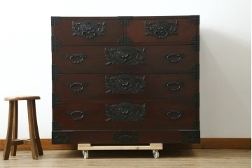 中古　美品　欅産業　仙台民藝箪笥(仙台箪笥)　漆塗り　牡丹金具が上質な雰囲気を醸し出す衣装箪笥　定価約50万円　(R-090313)