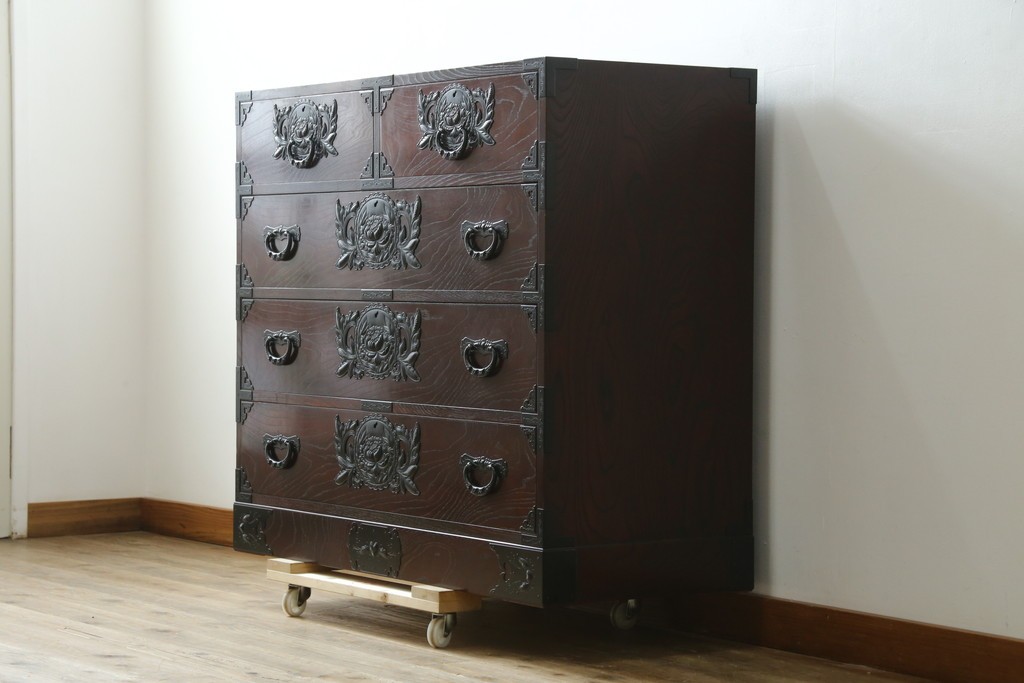 中古　美品　欅産業　仙台民藝箪笥(仙台箪笥)　漆塗り　牡丹金具が上質な雰囲気を醸し出す衣装箪笥　定価約50万円　(R-090313)