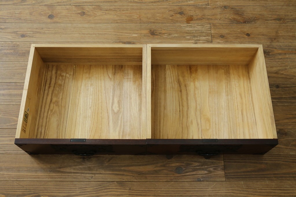 中古　美品　欅産業　仙台民藝箪笥(仙台箪笥)　漆塗り　牡丹金具が上質な雰囲気を醸し出す衣装箪笥　定価約50万円　(R-090313)