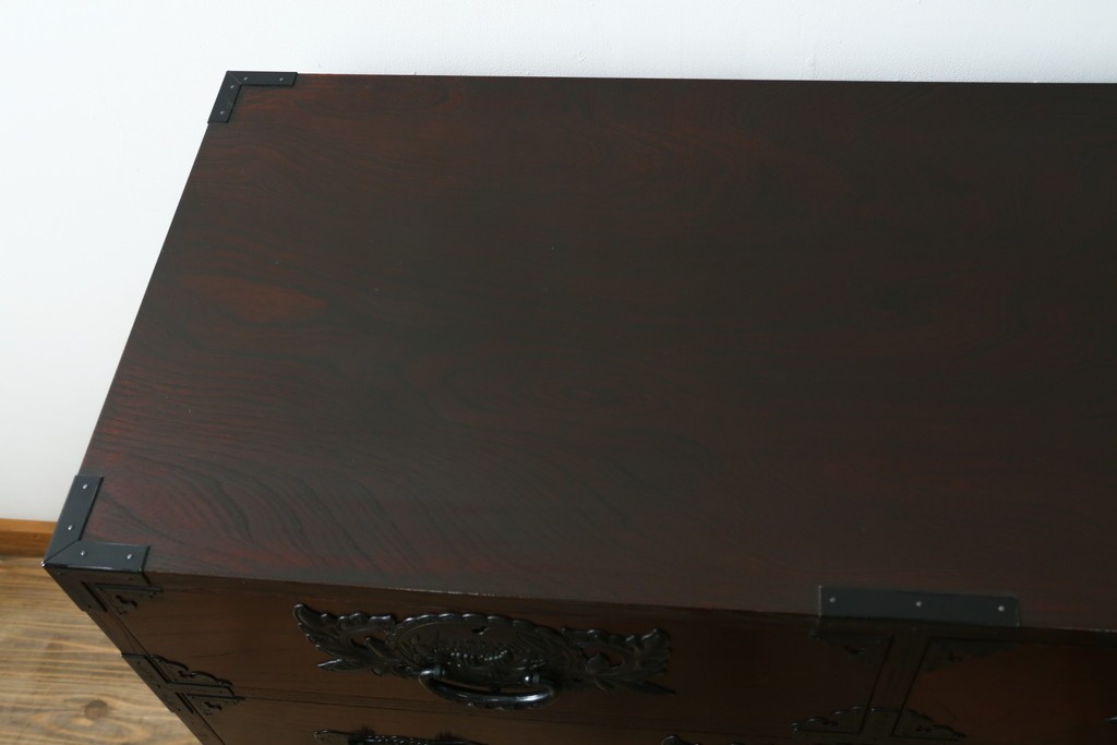 中古　美品　欅産業　仙台民藝箪笥(仙台箪笥)　漆塗り　牡丹金具が上質な雰囲気を醸し出す衣装箪笥　定価約50万円　(R-090313)