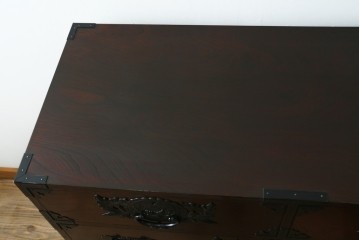 中古　美品　欅産業　仙台民藝箪笥(仙台箪笥)　漆塗り　牡丹金具が上質な雰囲気を醸し出す衣装箪笥　定価約50万円　(R-090313)