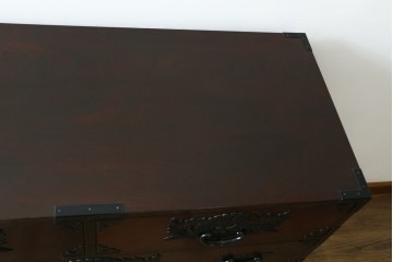 中古　美品　欅産業　仙台民藝箪笥(仙台箪笥)　漆塗り　牡丹金具が上質な雰囲気を醸し出す衣装箪笥　定価約50万円　(R-090313)