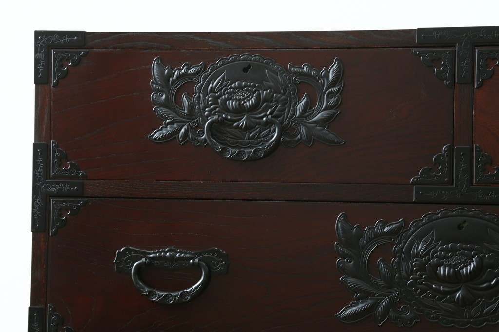 中古　美品　欅産業　仙台民藝箪笥(仙台箪笥)　漆塗り　牡丹金具が上質な雰囲気を醸し出す衣装箪笥　定価約50万円　(R-090313)