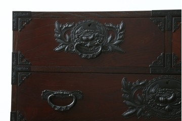 中古　美品　欅産業　仙台民藝箪笥(仙台箪笥)　漆塗り　牡丹金具が上質な雰囲気を醸し出す衣装箪笥　定価約50万円　(R-090313)