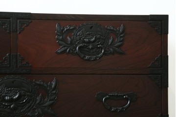 中古　美品　欅産業　仙台民藝箪笥(仙台箪笥)　漆塗り　牡丹金具が上質な雰囲気を醸し出す衣装箪笥　定価約50万円　(R-090313)