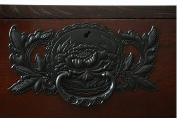 中古　美品　欅産業　仙台民藝箪笥(仙台箪笥)　漆塗り　牡丹金具が上質な雰囲気を醸し出す衣装箪笥　定価約50万円　(R-090313)