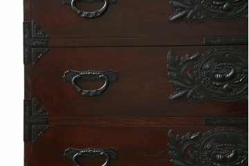 中古　美品　欅産業　仙台民藝箪笥(仙台箪笥)　漆塗り　牡丹金具が上質な雰囲気を醸し出す衣装箪笥　定価約50万円　(R-090313)