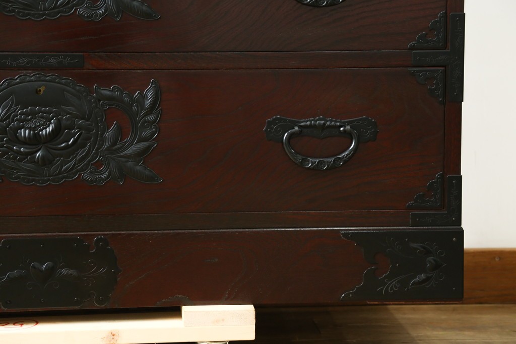 中古　美品　欅産業　仙台民藝箪笥(仙台箪笥)　漆塗り　牡丹金具が上質な雰囲気を醸し出す衣装箪笥　定価約50万円　(R-090313)
