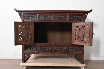 中国ヴィンテージ　中国伝統の清朝デザイン　繊細な彫刻意匠が美しい小ぶりなキャビネット　(R-090316)