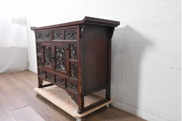 中国ヴィンテージ　中国伝統の清朝デザイン　繊細な彫刻意匠が美しい小ぶりなキャビネット　(R-090316)